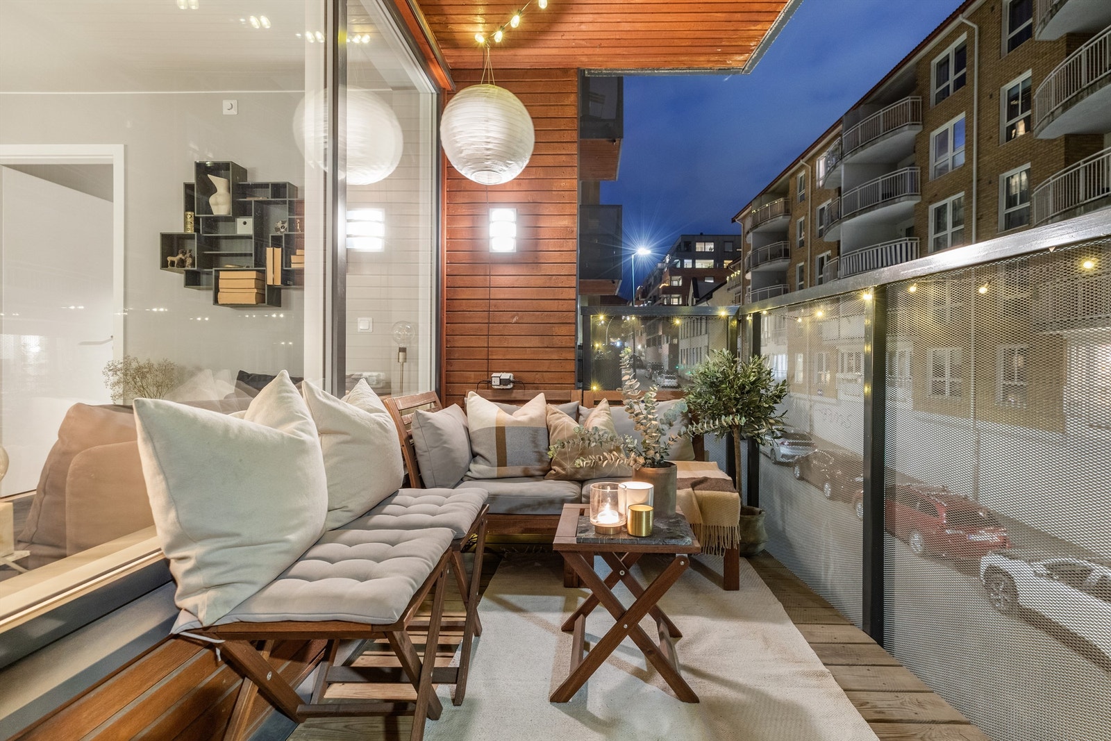 Utgang til romslig balkong fra stuen. Galleribilde