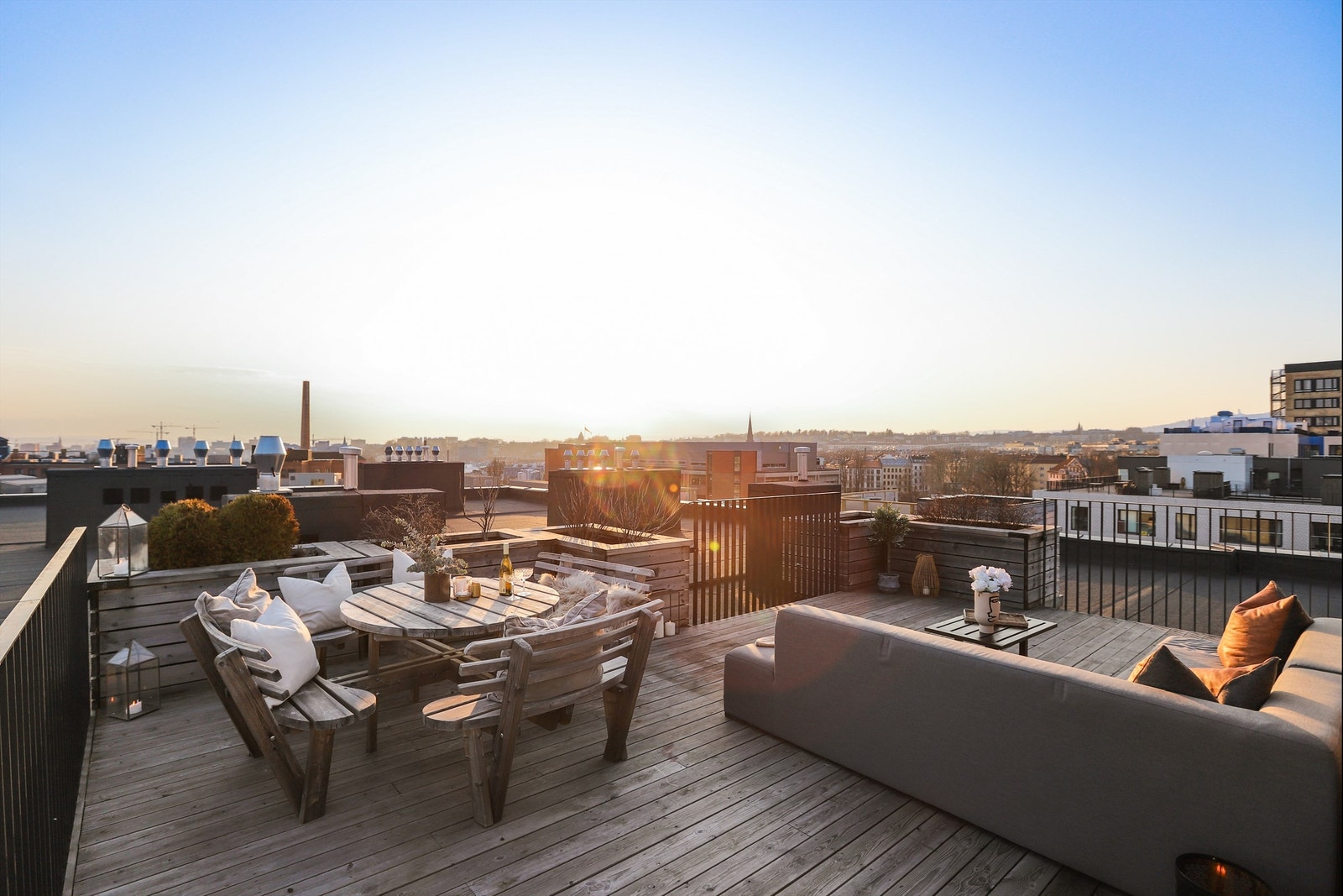 Nåværende eier forteller at de har hatt flere sammenkomster med 40+ personer helt for seg selv der oppe. Blant annet 17. mai-feiring flere år på rad. Galleribilde