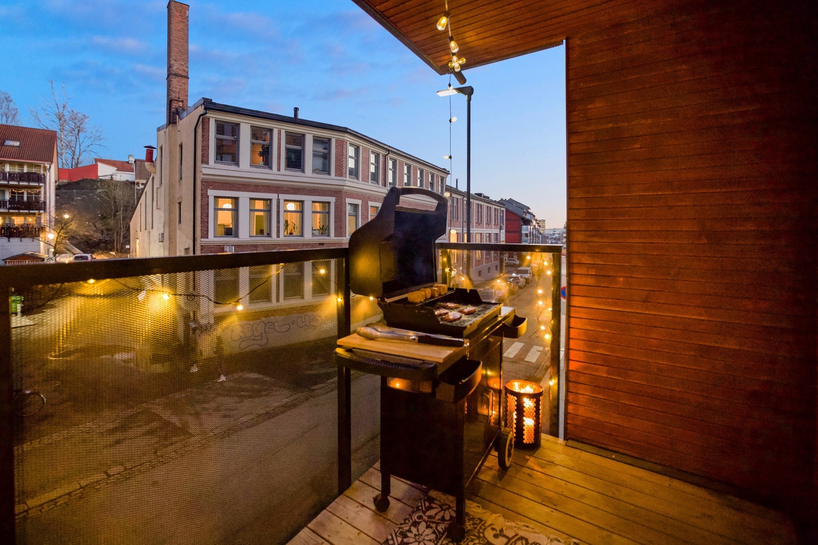 På balkongen og den felles takterrassen er det tillatt med gassgrill og elektrisk grill. Galleribilde