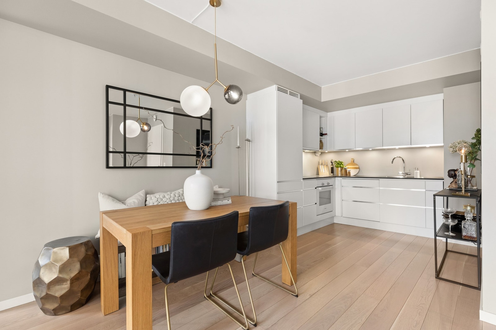 Pent kjøkken med åpen løsning til stue og spisestue. Galleribilde