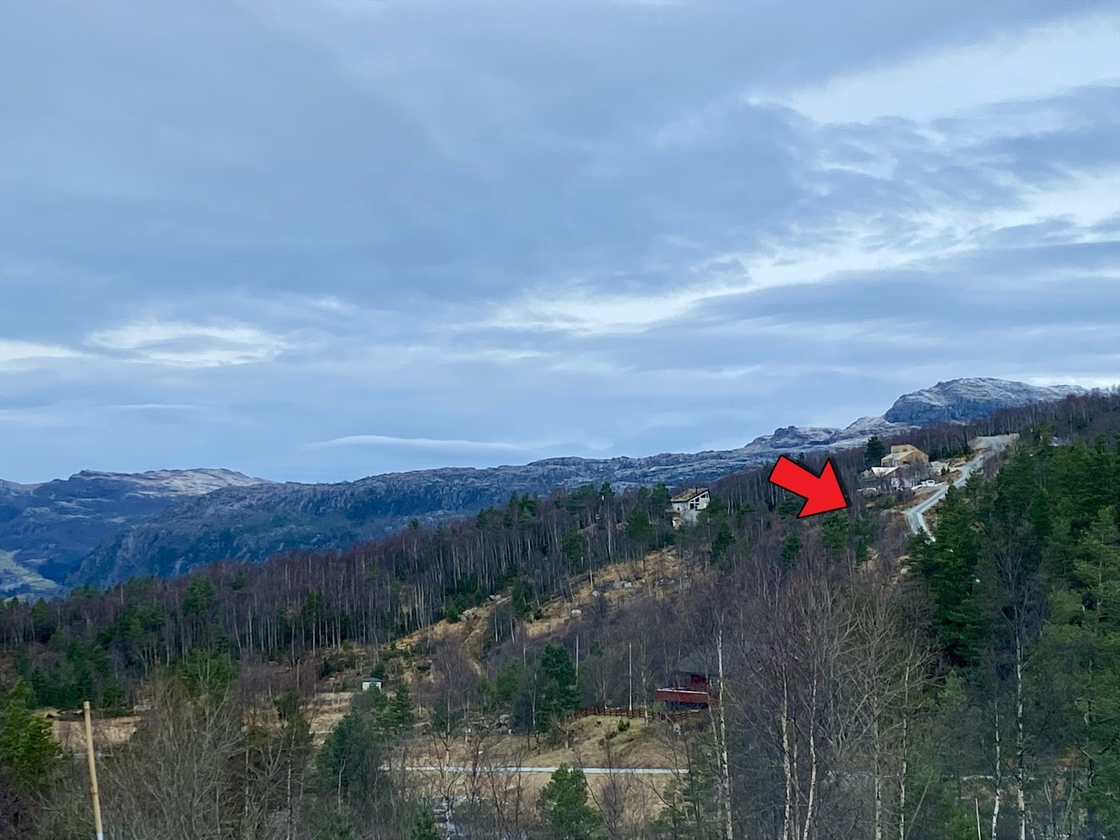 Oversiktsbilde tatt fra motsatt side av dalen Galleribilde