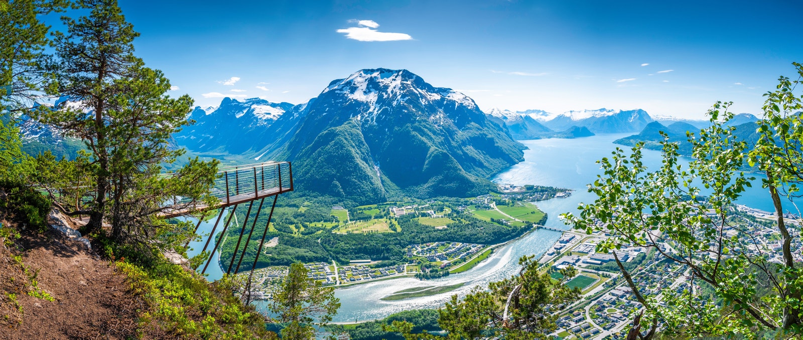 Bjorli ligger 40 minutter unna Åndalsnes som er et godt utgangspunkt for fantastiske naturopplevelser, som turen til Rampestreken som du ser på bildet. Galleribilde
