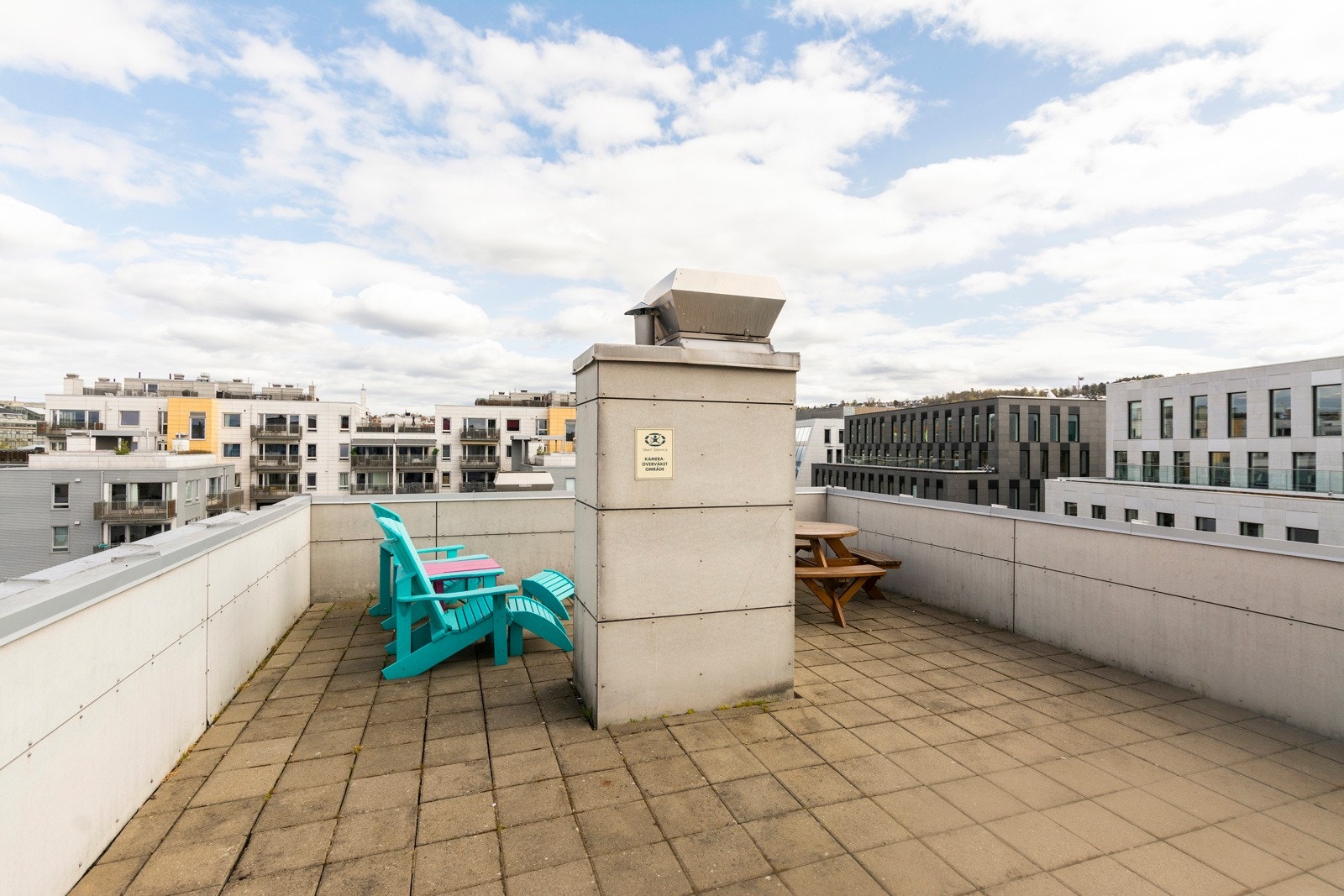 Felles takterrasse med fin utsikt og gode solforhold Galleribilde