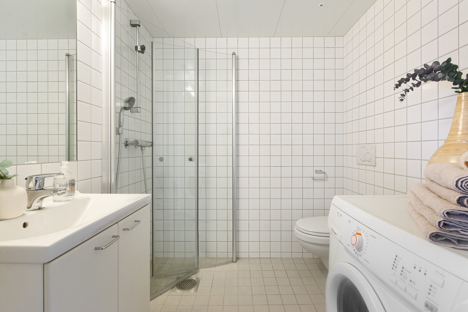 Pent flislagt bad med opplegg til vaskemaskin Galleribilde