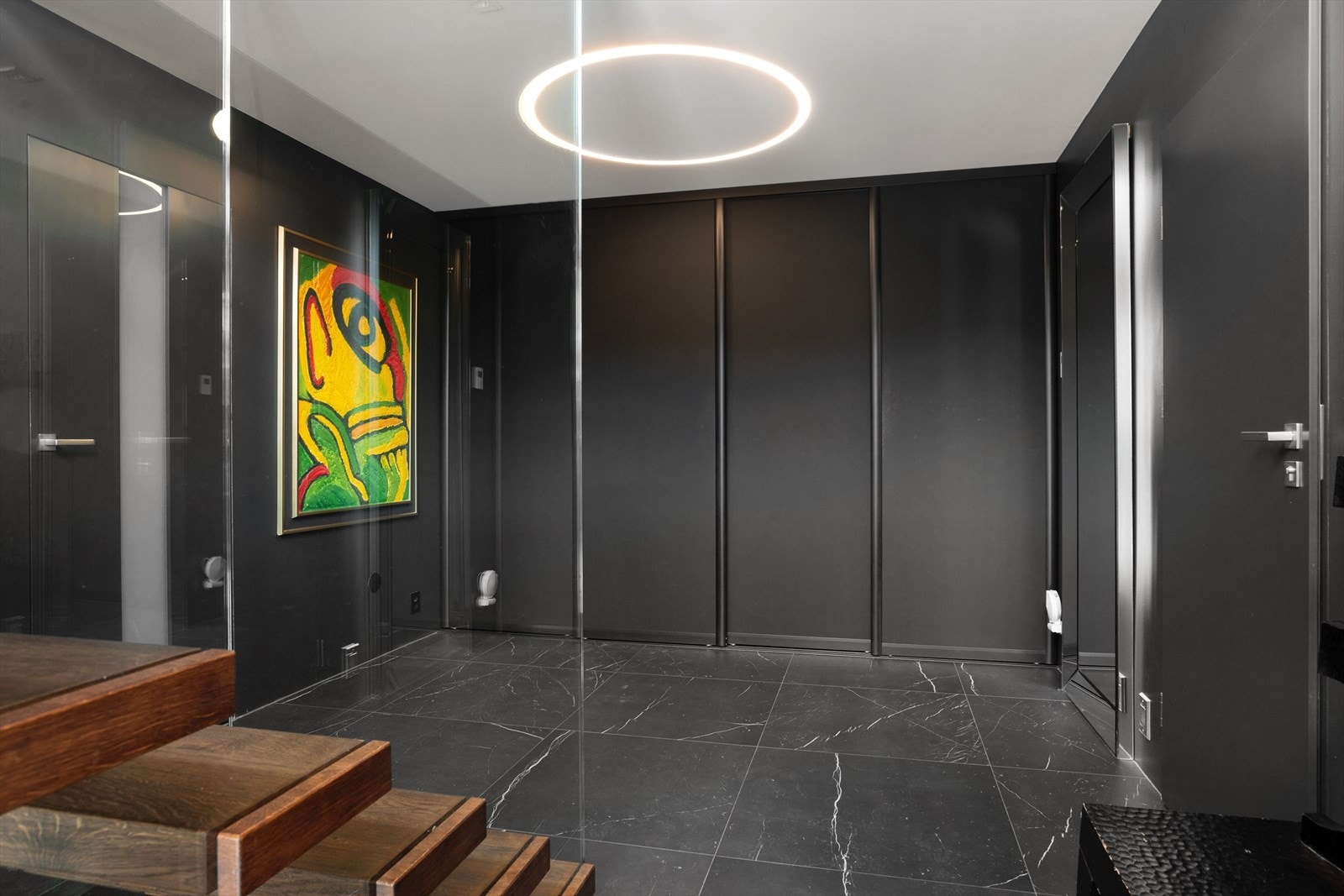 Romslig entré med god skapplass Galleribilde