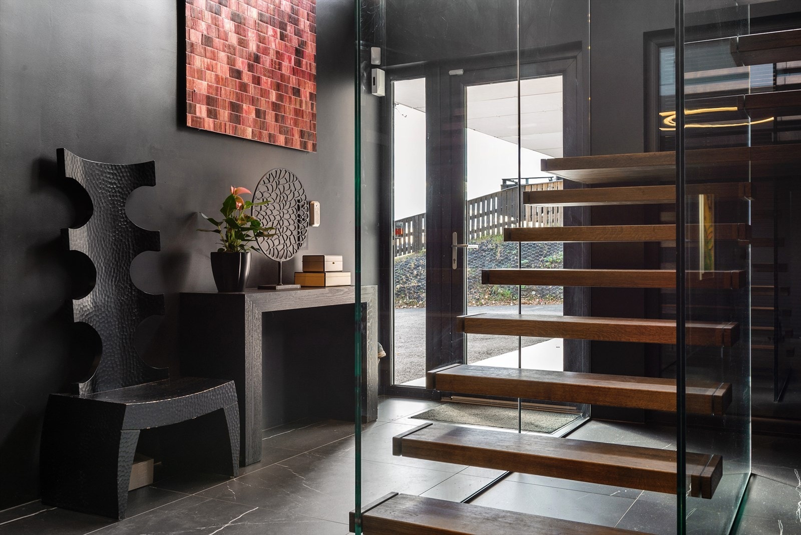 Når du kommer inn i denne unike boligen, blir du først møtt av et lekkert inngangsparti med nydelige detaljer og italienske designfliser på gulv Galleribilde