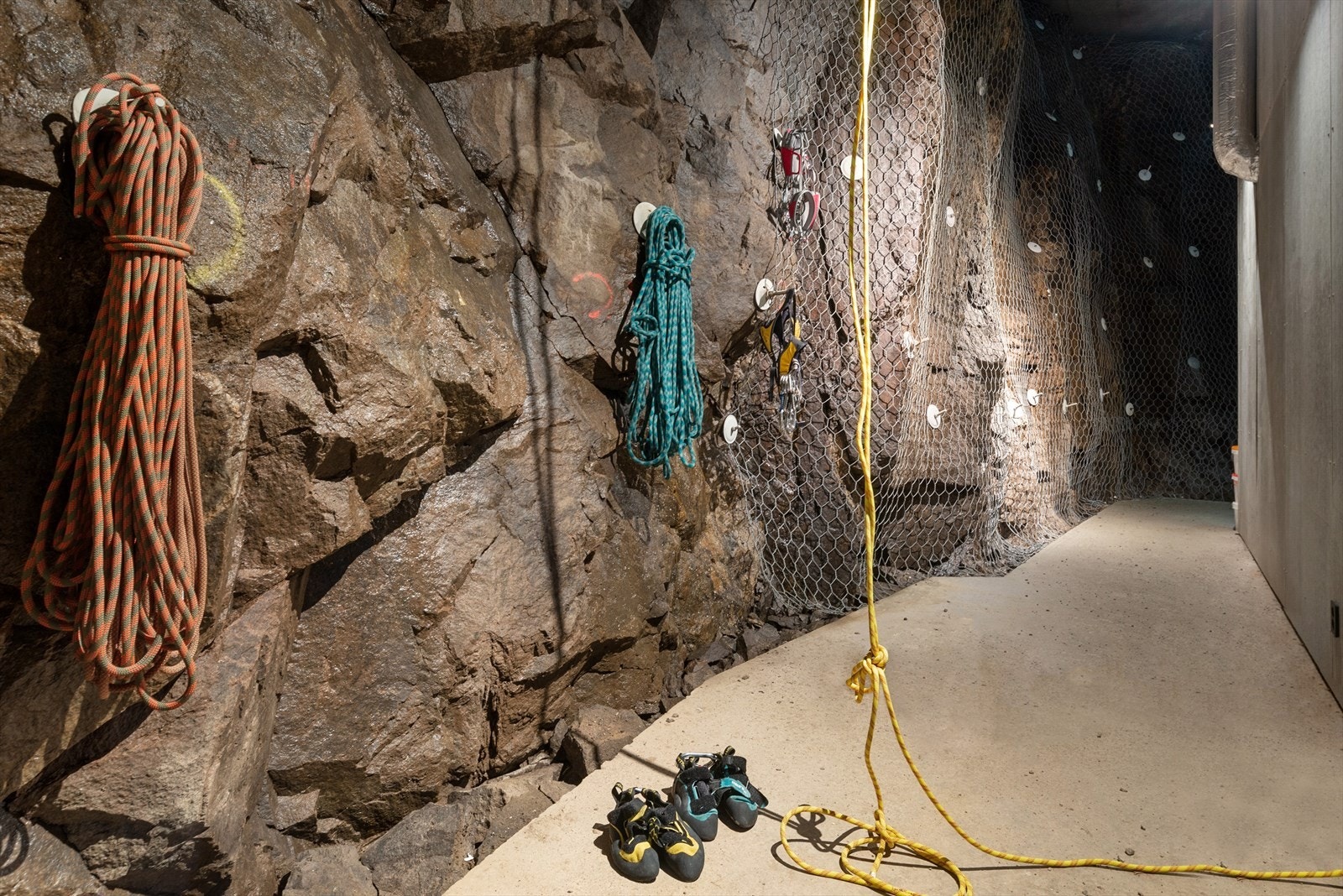 Rom med plass til treningsutstyr og klatre-/buldrevegg Galleribilde
