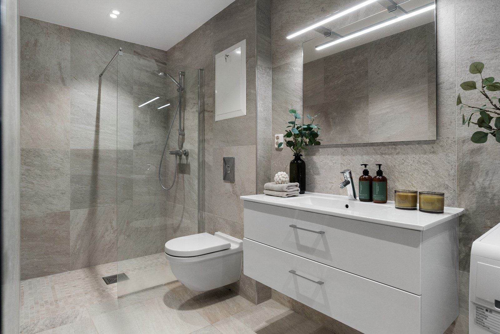 Badet tilknyttet utleiedelen har 60x60 fliser på vegger og gulv, samt behagelig gulvvarme under Galleribilde