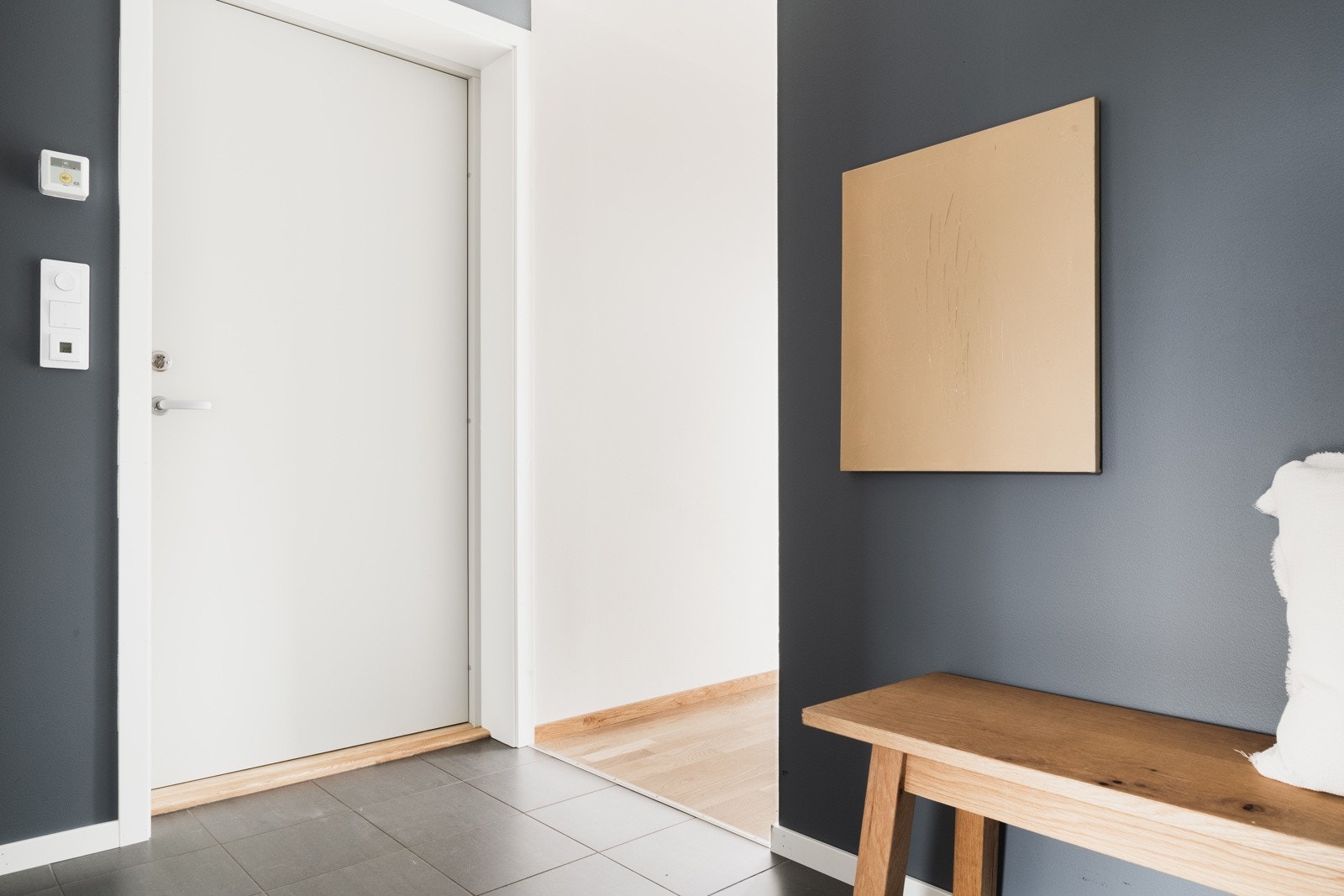 Leiligheten gir et godt førsteinntrykk med en innbydende entré på 4,1 kvm. Her er det slitesterke fliser, og for øvrig varmekabler i gulvet. Galleribilde