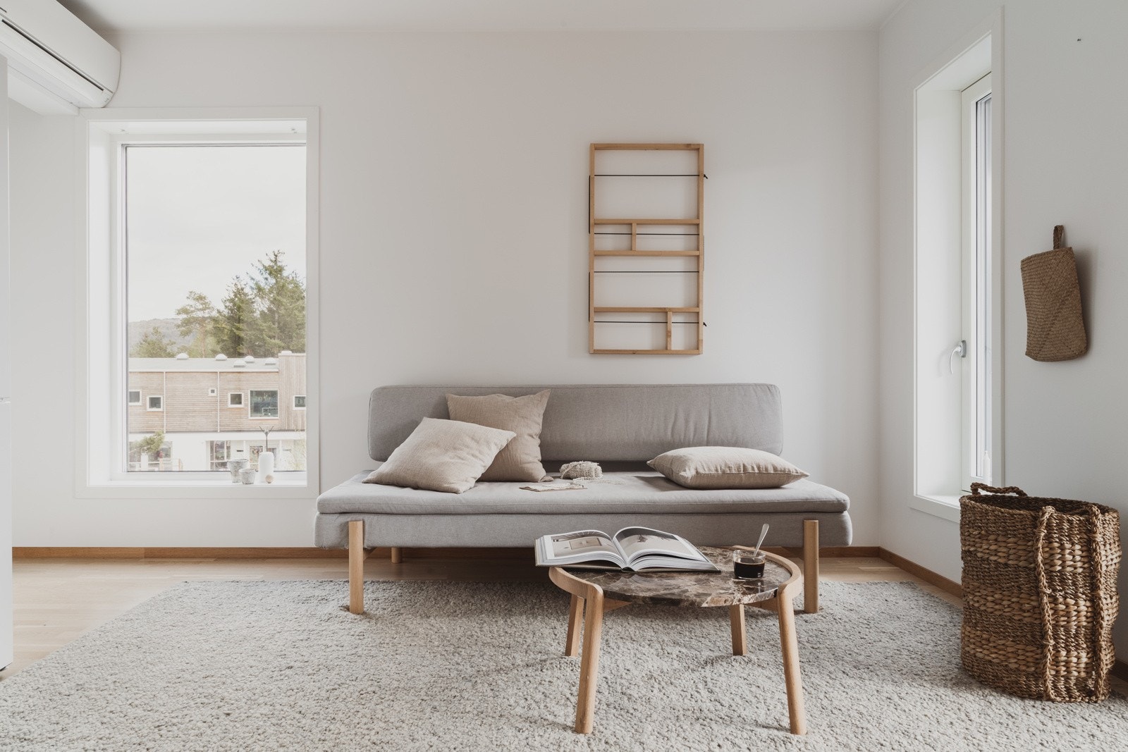 Dette er en endeleilighet så man har rikelig med lysinnslipp fra vinduene. Galleribilde