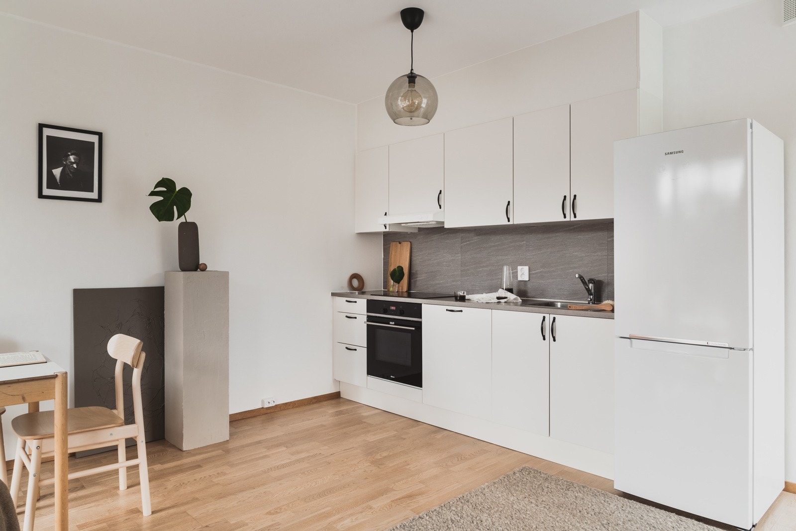 Av integrete hvitevarer medfølger stekeovn, platetopp, ventilator og oppvaskmaskin. Galleribilde