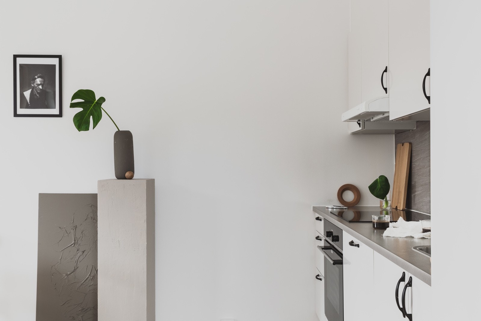 Eikeparkett, og slette malte vegger i hele leiligheten. Galleribilde