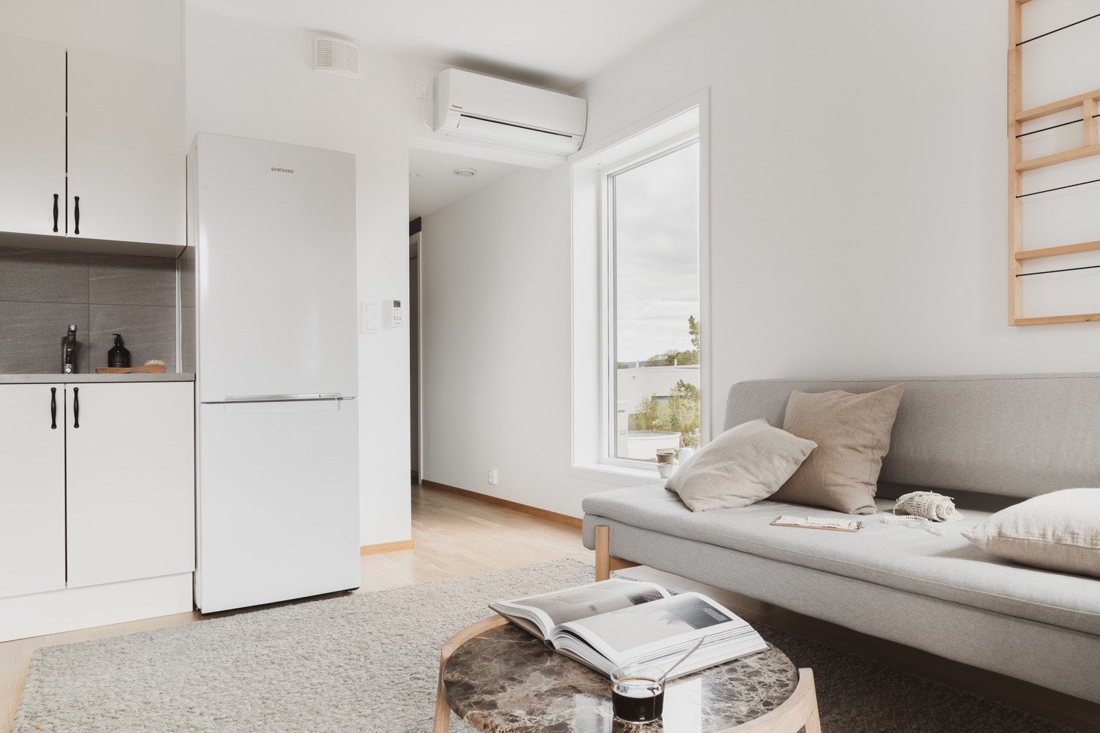 Fra entréen ledes man naturlig inn til den åpne stue/kjøkken løsningen på ca. 20 kvm. Galleribilde