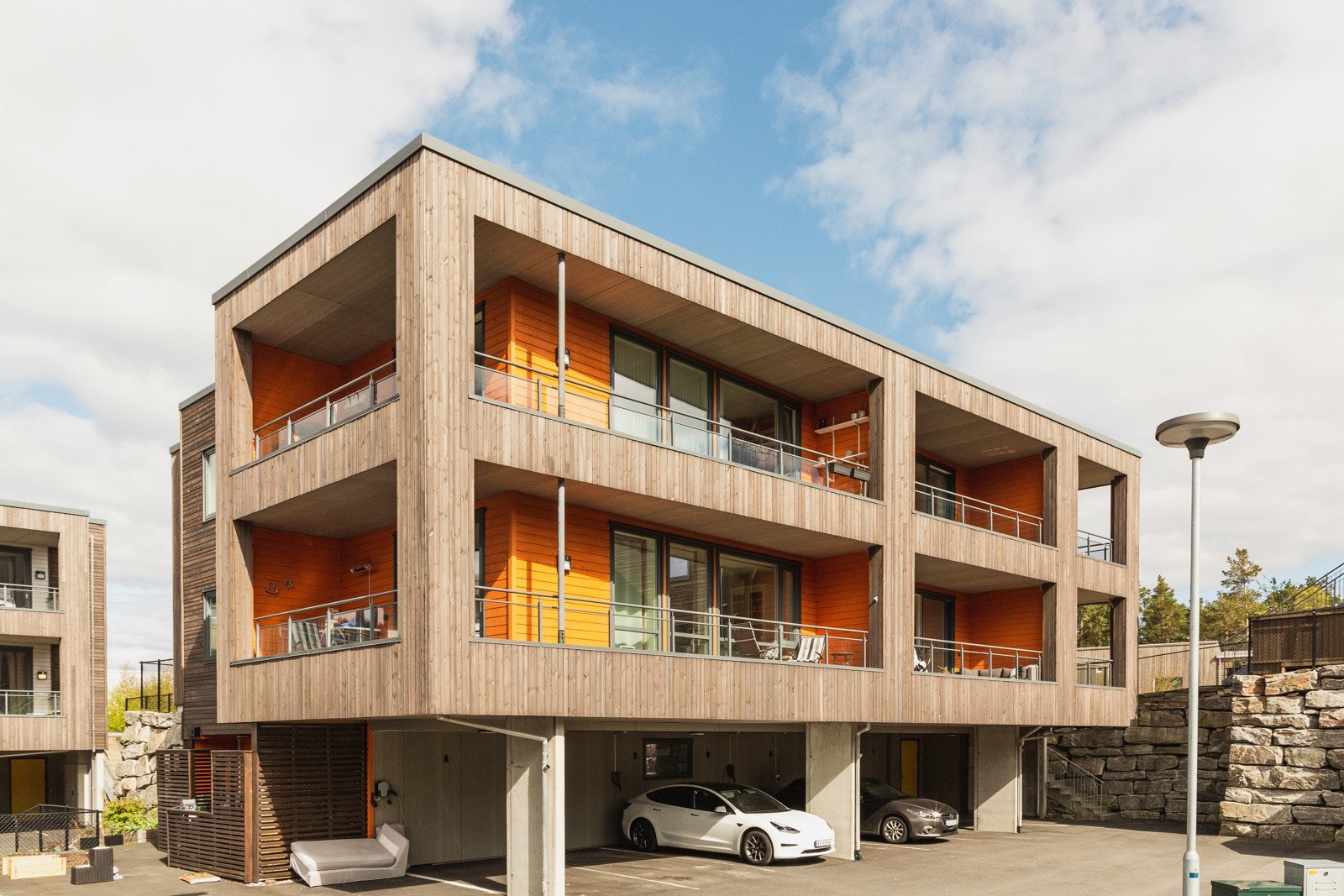 Bygget er fra 2019. Det er for øvrig parkering under bygget. Galleribilde