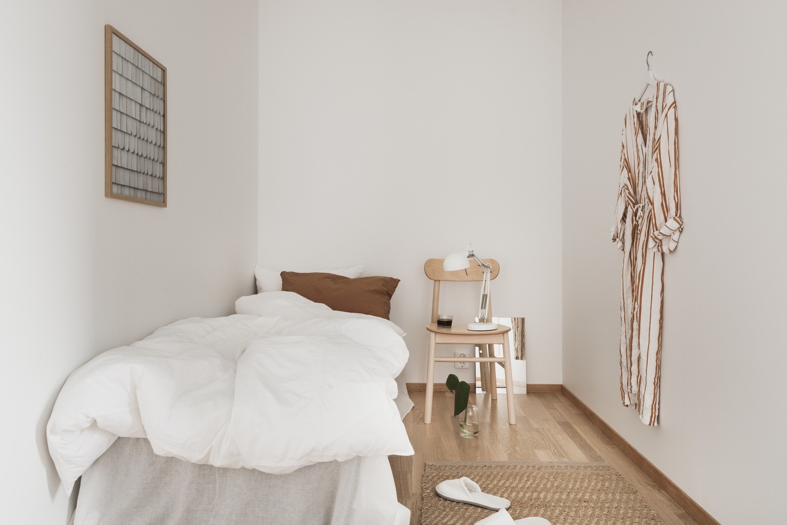 Soverom nr. 2 måler ca. 6,8 kvm og passer ypperlig til gjesterom, kontor eller bare ekstra lagringsplass, alt etter behov. Galleribilde