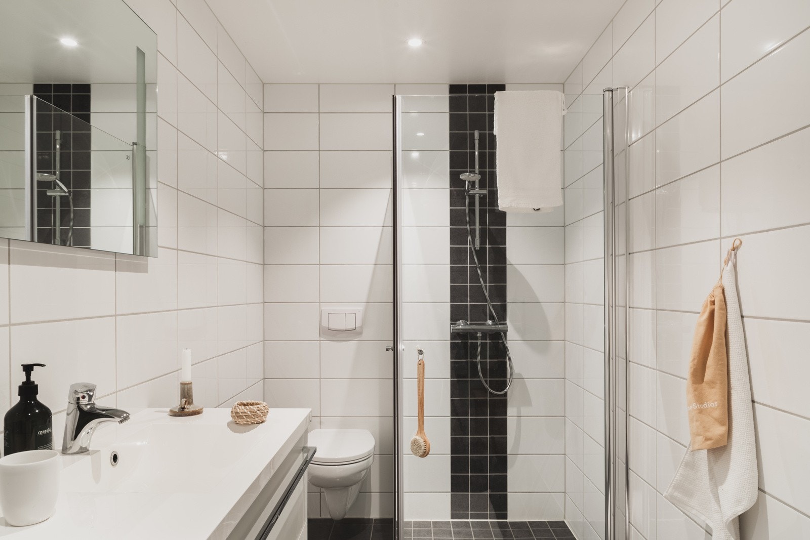 Badet er helfliset og måler ca. 5,4 kvm. Galleribilde