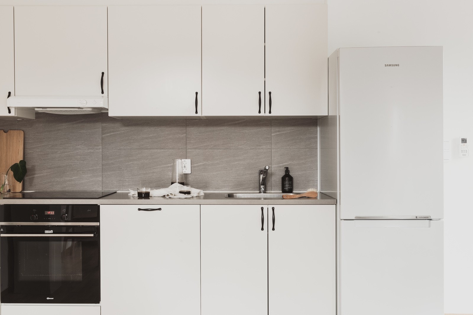 Kjøkkeninnredningen er levert av kvalitetsleverandøren HTH og består av slette fronter, og laminat benkeplate med nedfelt vask av stål. Galleribilde