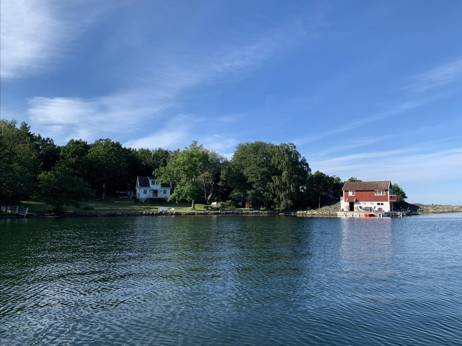 Bilde tatt fra sjøen mot eiendommen Galleribilde