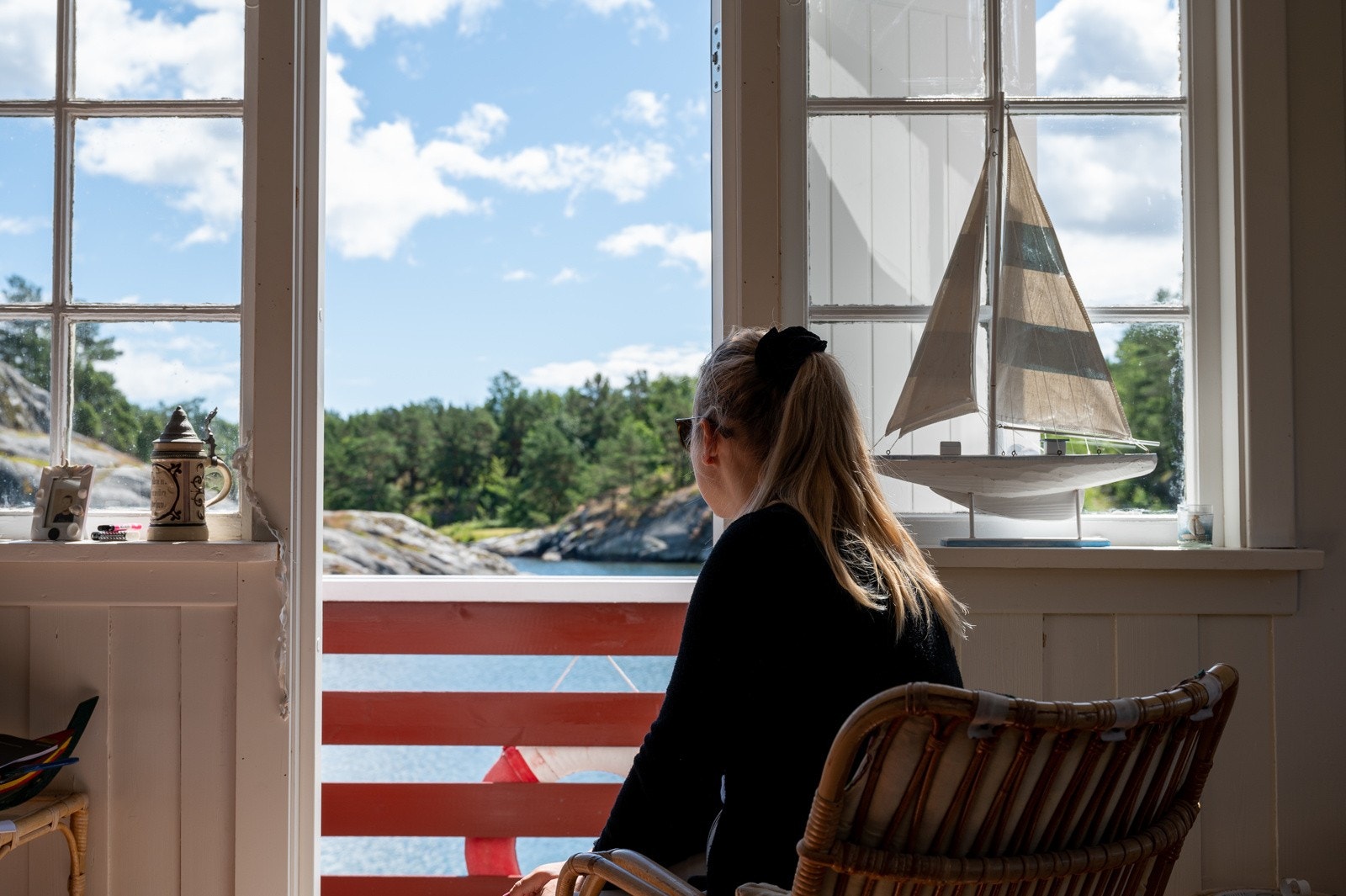 Her bilde fra sjøbua med dør ut til veranda Galleribilde