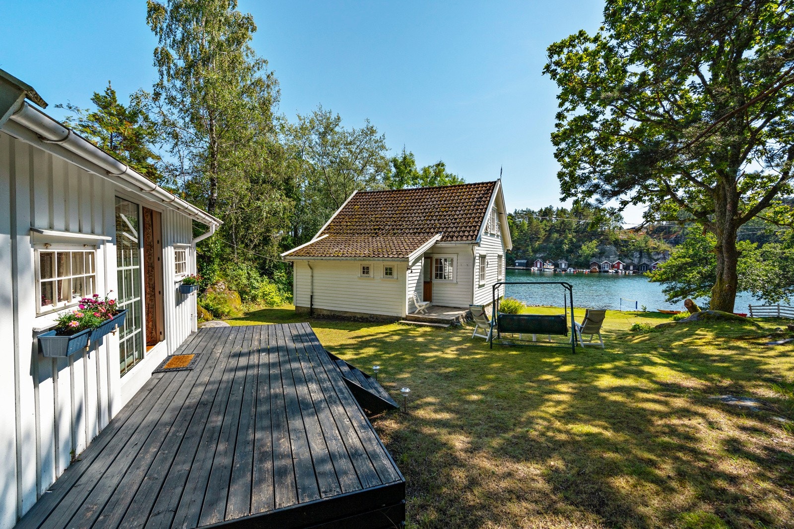 Annekset ligger bak hytten - stor og god treplatting med plass til spisegruppe Galleribilde