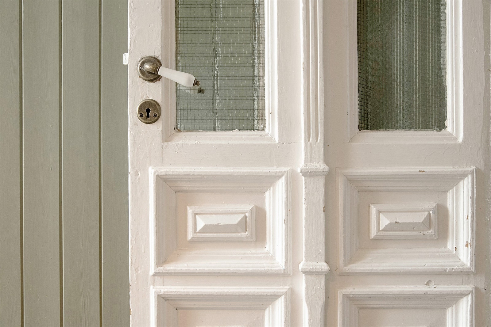 Vakker og klassisk dør inn til kjøkkenet. Galleribilde