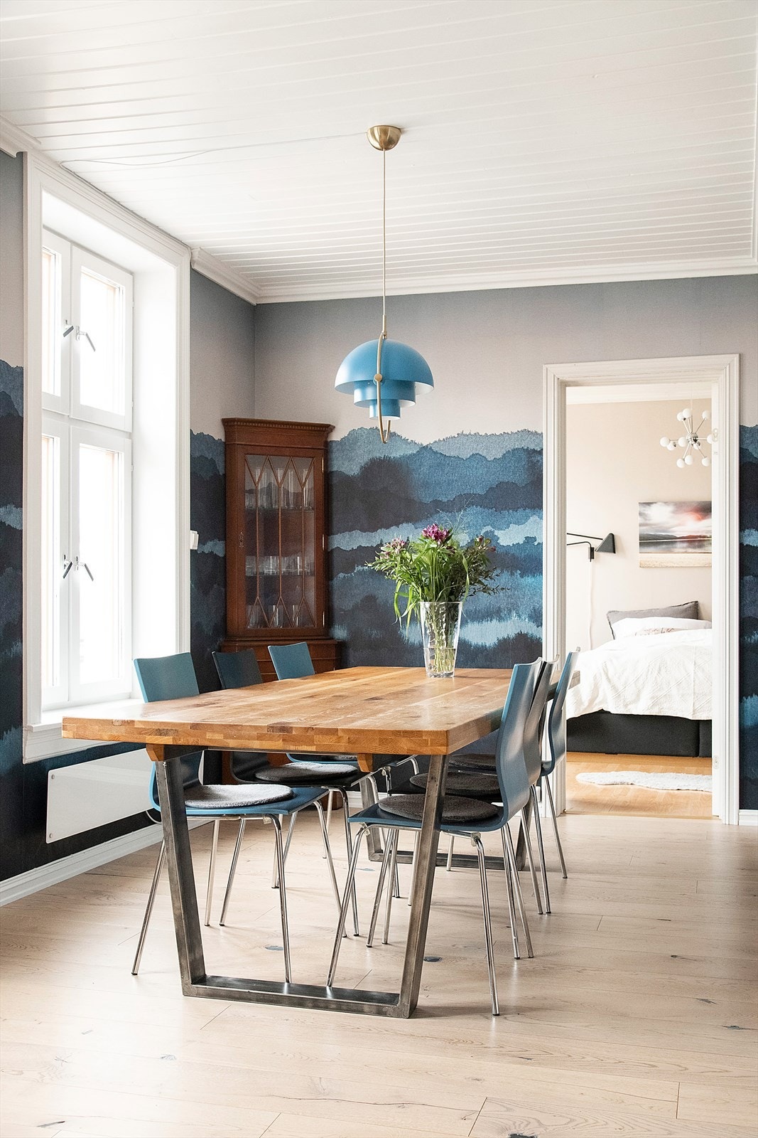 Spisesone i stuen med vakker, påkostet tapet fra svenske Sandberg Wallpaper. Galleribilde