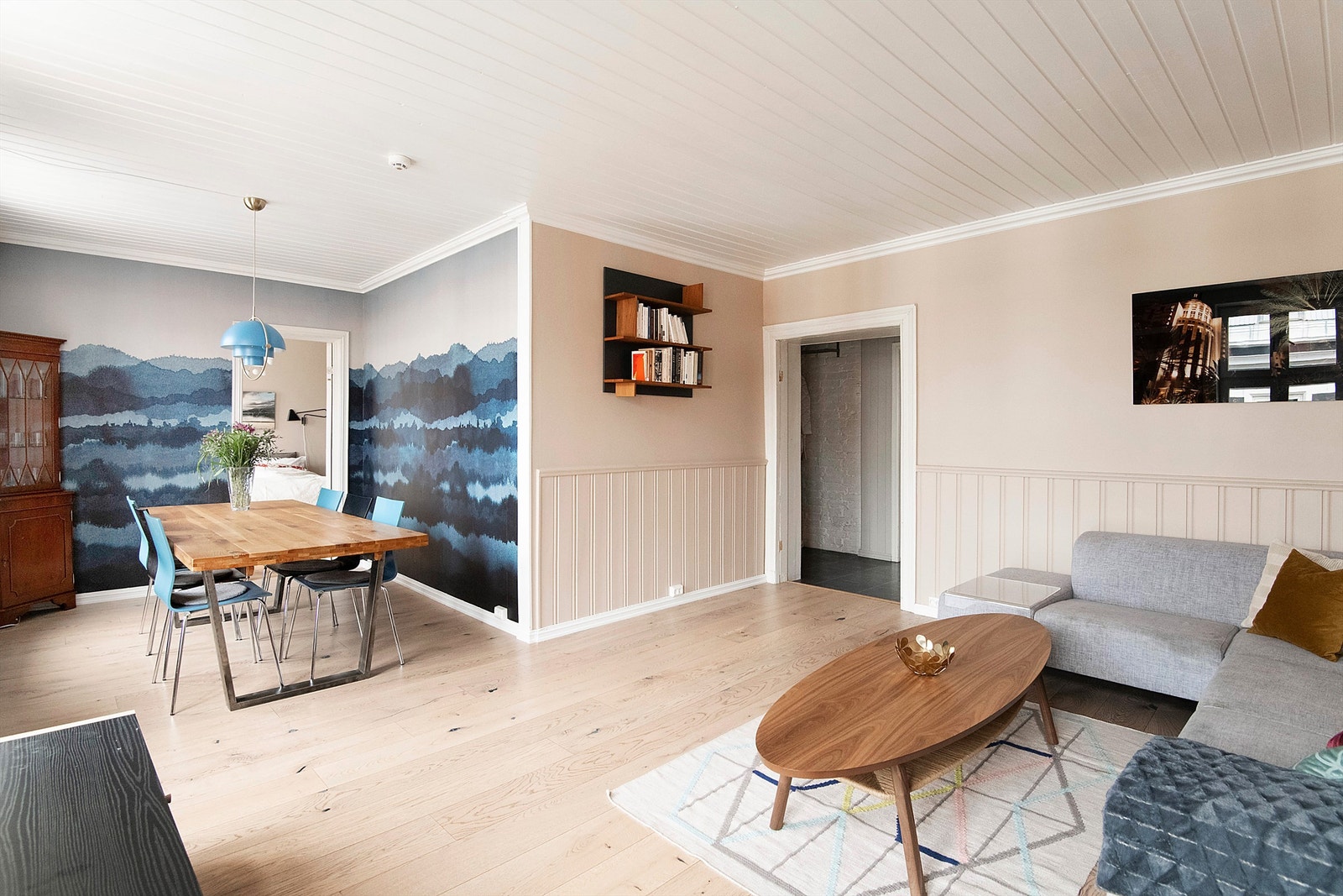 Store vindusflater mot vest gir gode lysforhold i stuen. Galleribilde