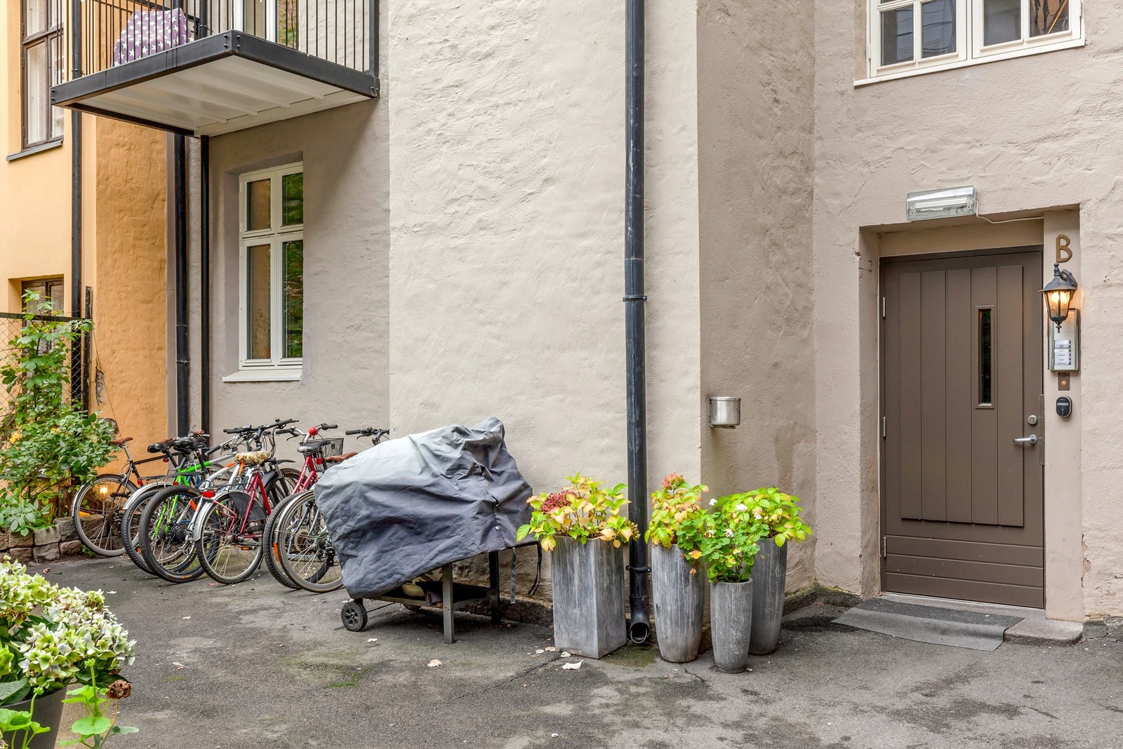 Velkommen hjem. Borettslaget har kontaktløst nøkkelsystem inn til oppgangen. Galleribilde