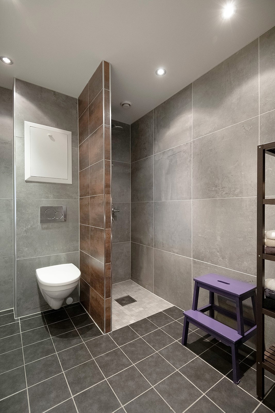 Flislagt bad fra 2013 med downlights og gulvvarme. Dusjsone med regndusj. Galleribilde