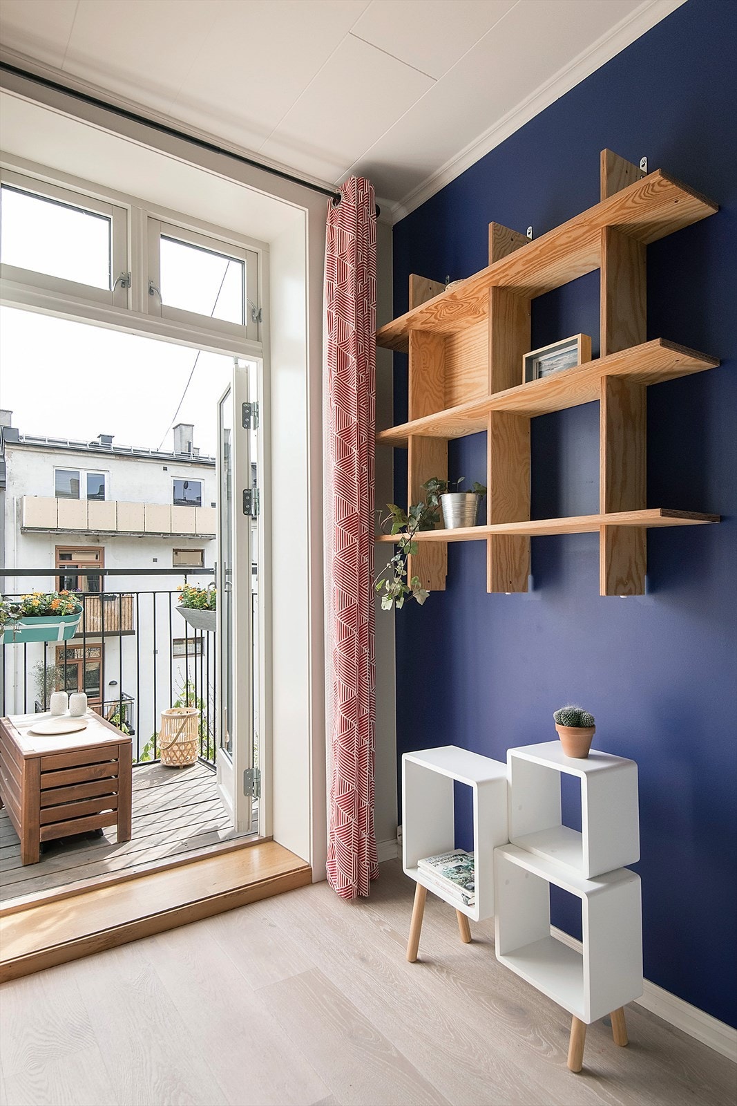 Herfra er det fløydør ut til balkongen! Balkongen har sol fra tidlig morgen til ca. kl. 14 sommerstid iht selger. Galleribilde