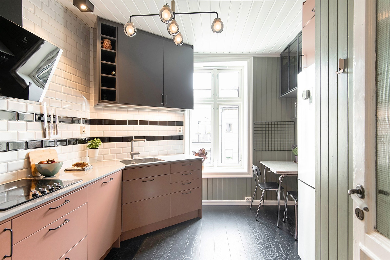 Sjarmerende, separat kjøkken fra 2019 med benkeplate av kvarts. Kullfiltervifte i tillegg til separat avtrekkskanal ut av bygget. Hvitevarene på kjøkkenet medfølger leiligheten. Galleribilde