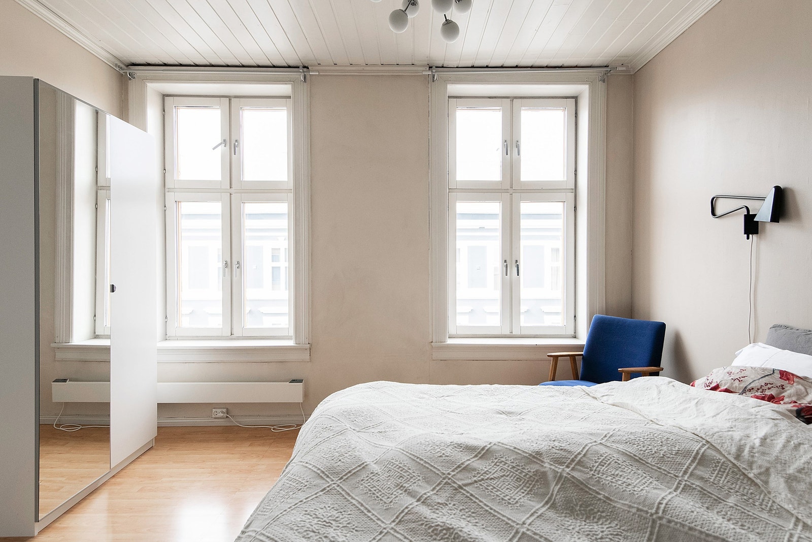 Hovedsoverommet ligger usjenert til i andre enden av leiligheten, og vender ut mot rolig sidegate (Romsdalsgata). Malt i en lun og moderne farge. Galleribilde