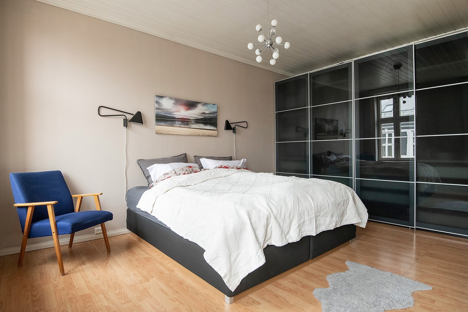 Leilighetens hovedsoverom er svært romslig. Her er det god plass til dobbeltseng og stor skyvedørsgarderobe. Galleribilde