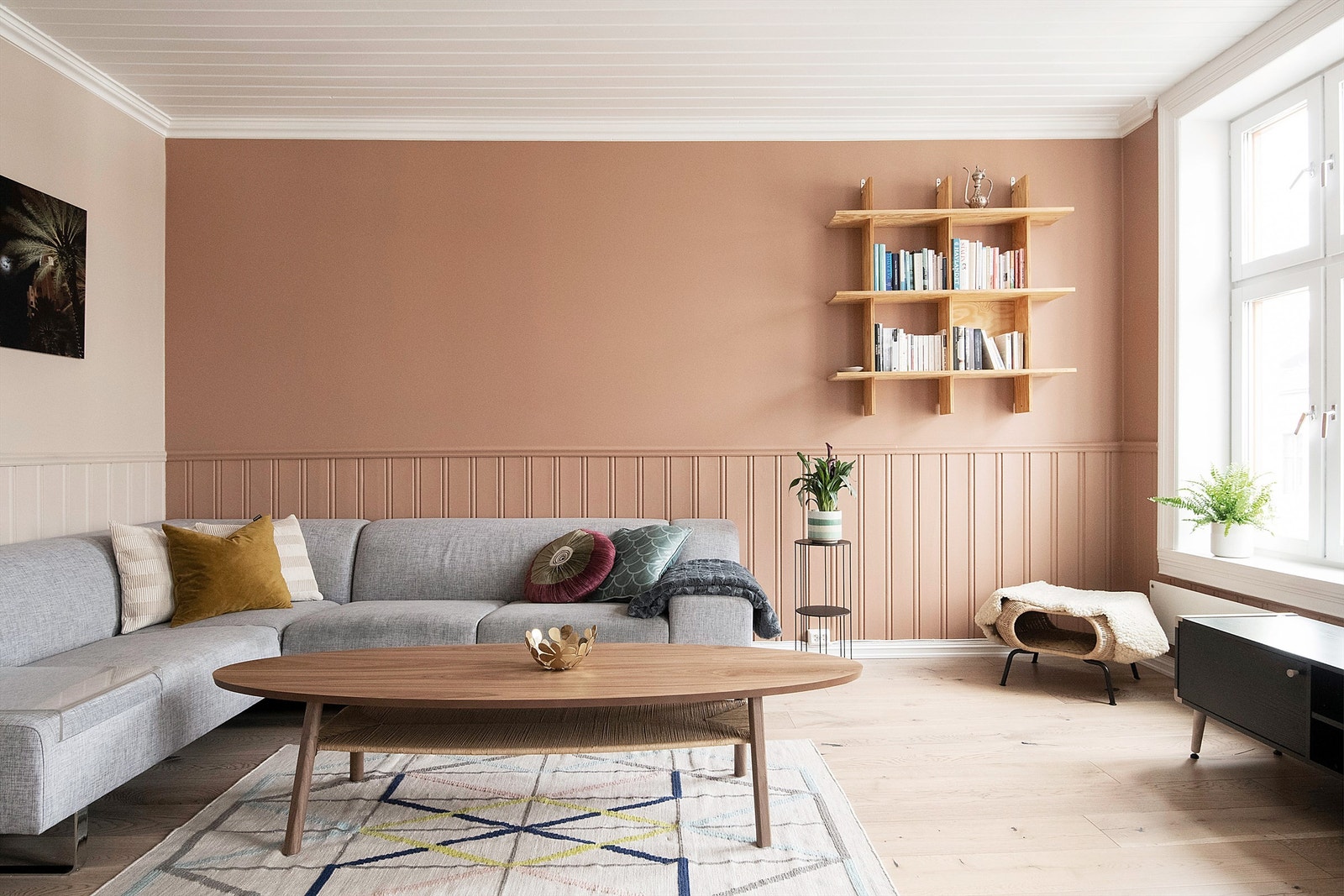 Stuen og kjøkken ble oppgradert i 2019 med nye stikkontakter og ledninger. Vegger, tak, dør- og vinduskarmer ble sparklet og malt/tapetisert. Galleribilde