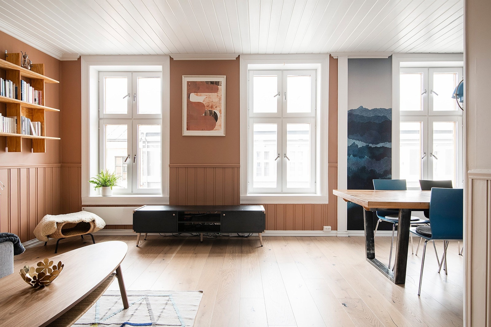 Klassiske, sjarmerende detaljer som panel, god takhøyde og dype vinduskarmer, i kombinasjon med moderne énstavs parkettgulv. Galleribilde