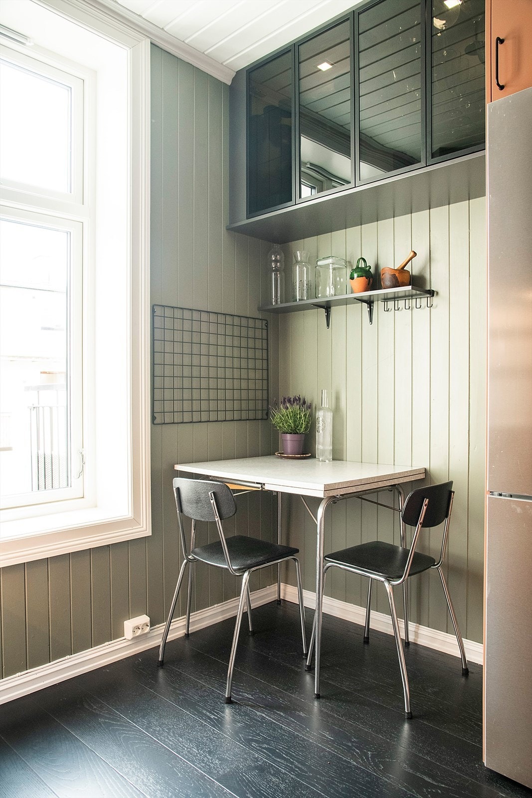 Her er det plass til en hyggelig spisesone foran vinduet, som har morgensol i sommerhalvåret og vender mot rolig bakgård. De dype vinduskarmen har plass til dekor, planter og øvrig oppbevaring. Galleribilde