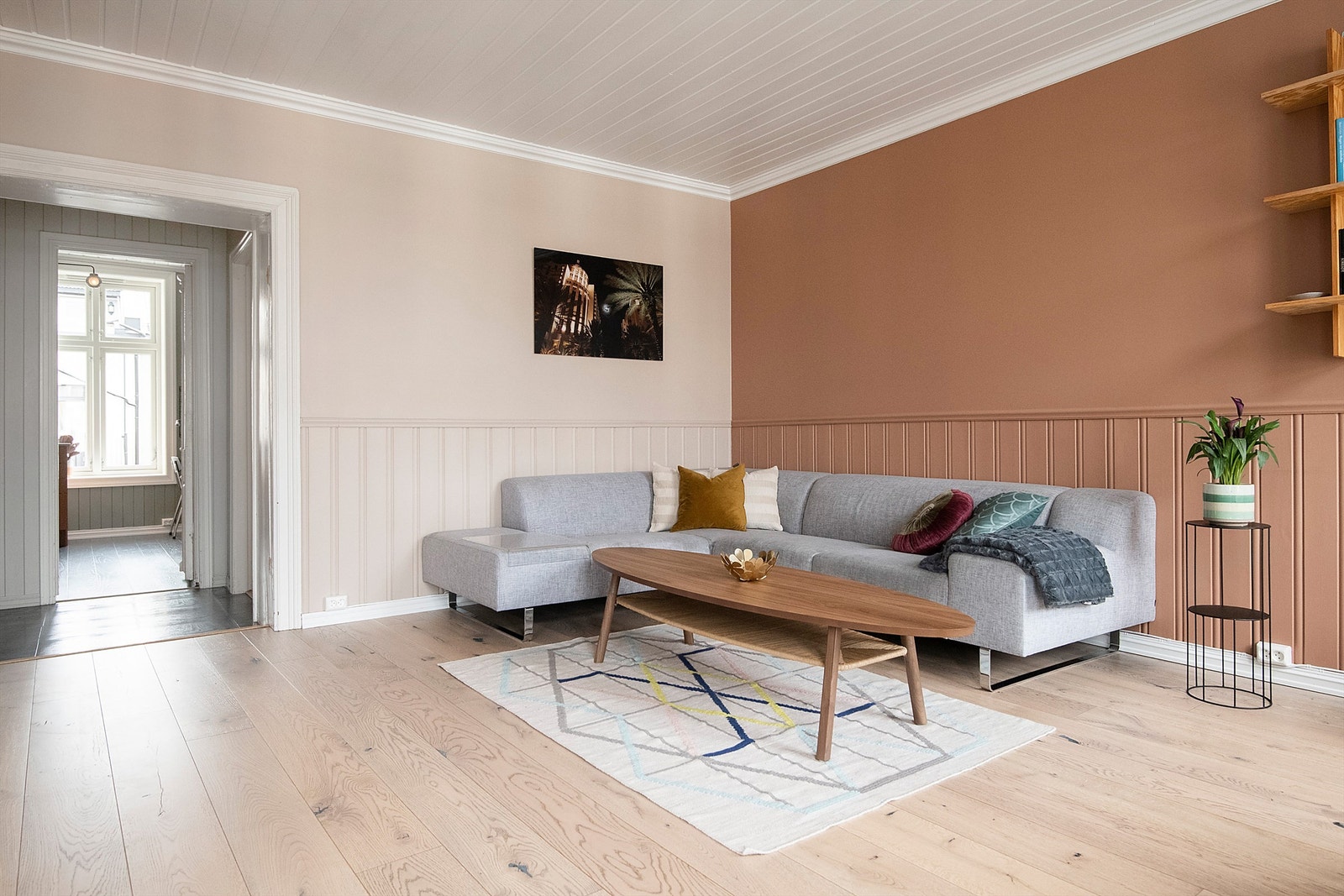 Gjennomgående planløsning. Leiligheten vender mot rolig gate på stuesiden (Romsdalsgata) og rolig bakgård på kjøkkensiden. Galleribilde