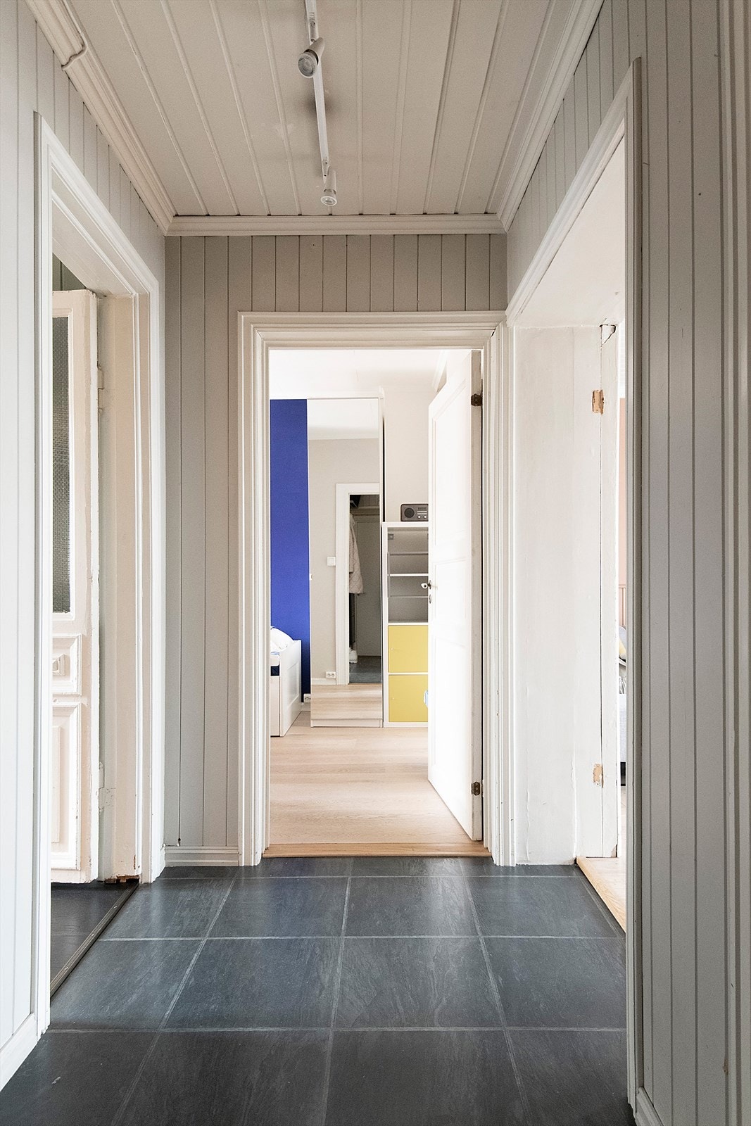 Lys og hyggelig entré! Dørcalling med videofunksjon. Galleribilde