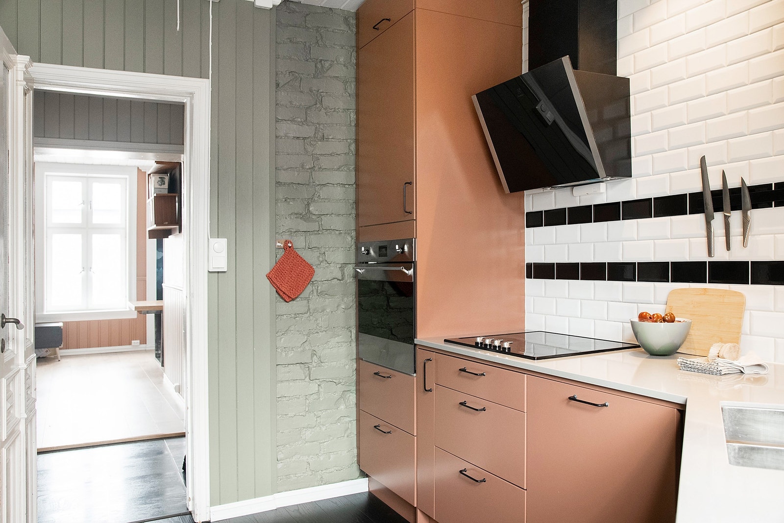 Nytt vindu på kjøkkenet i 2021 i regi av borettslaget. Felleskostnader er kr 2 839,- pr. mnd. og inkluderer internett og kabel-TV. Galleribilde