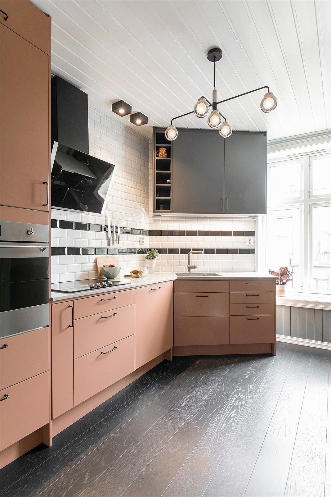 Oppbevaring helt opp til taket. Stikkontakter på vegg, og benkeskapsbelysning over kjøkkenbenk. Galleribilde