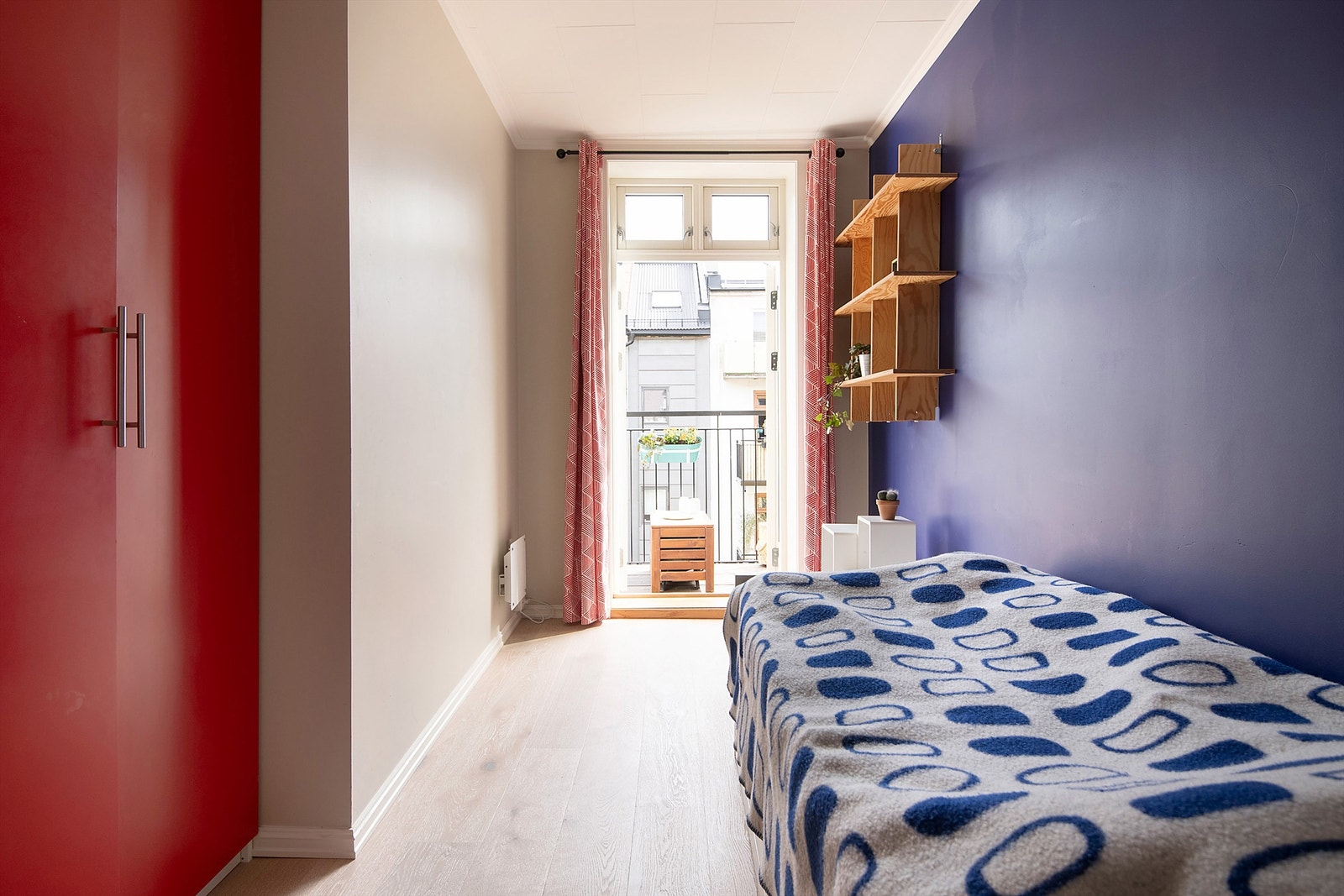 Soverom 2 er romslig og vender ut mot bakgården. Perfekt som gjesterom, barnerom, kontor og liknende. Galleribilde