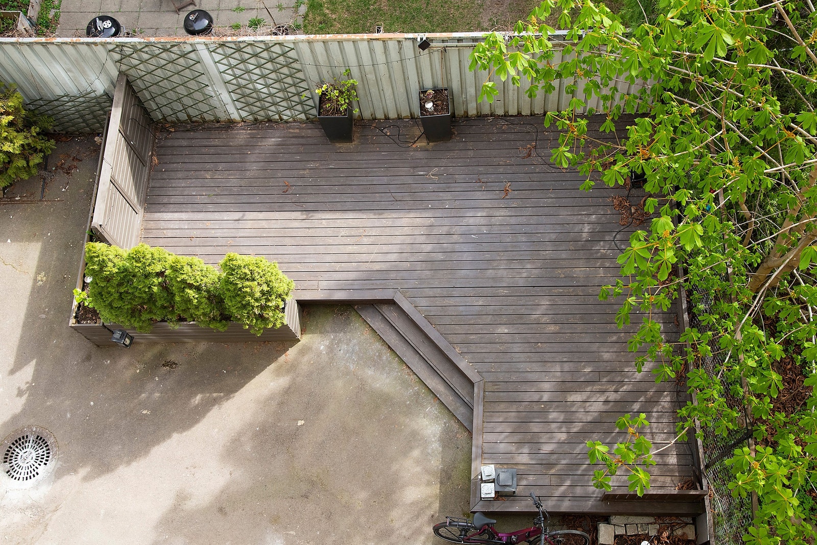 Hyggelig utsyn ned til bakgården og fellesområdene. Galleribilde