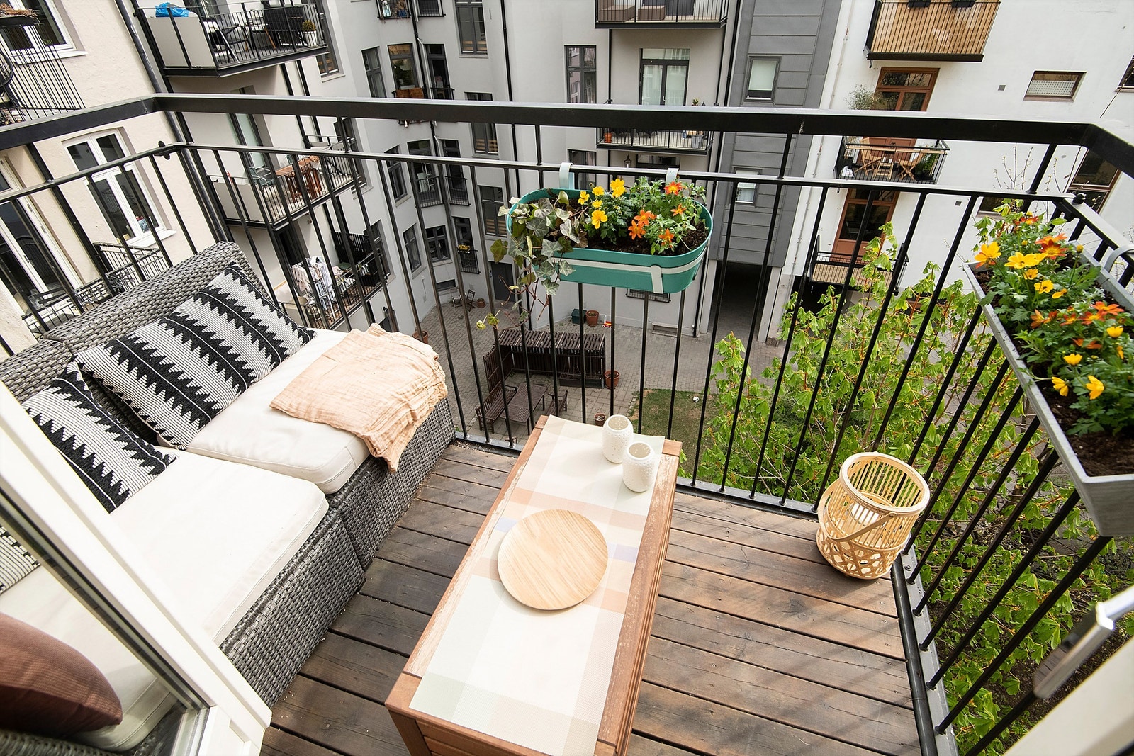 Herlig balkong med plass til utemøbler og planter. Det er tillatt å grille med gassgrill og elektrisk grill. Balkongen er fra 2013. Galleribilde