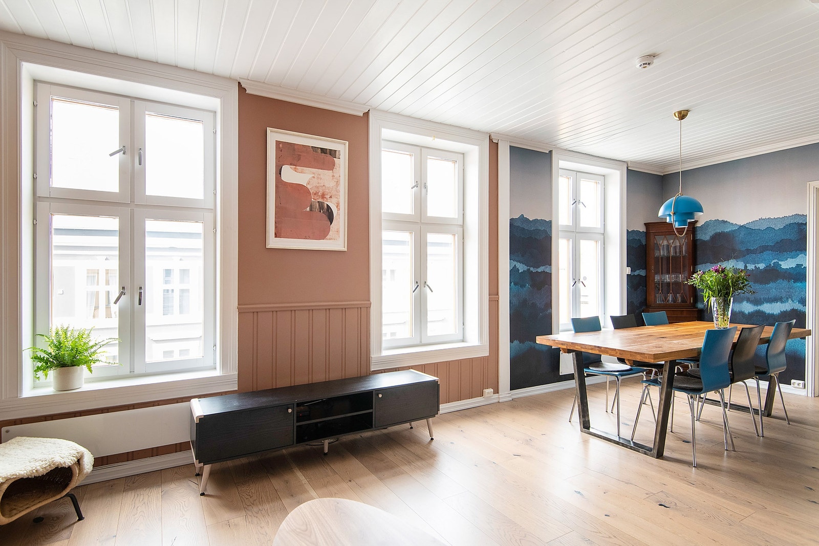 Velkommen til Sannergata 17B! En lys og gjennomgående 3-roms med balkong i klassisk bygård på Øvre Grünerløkka. Galleribilde