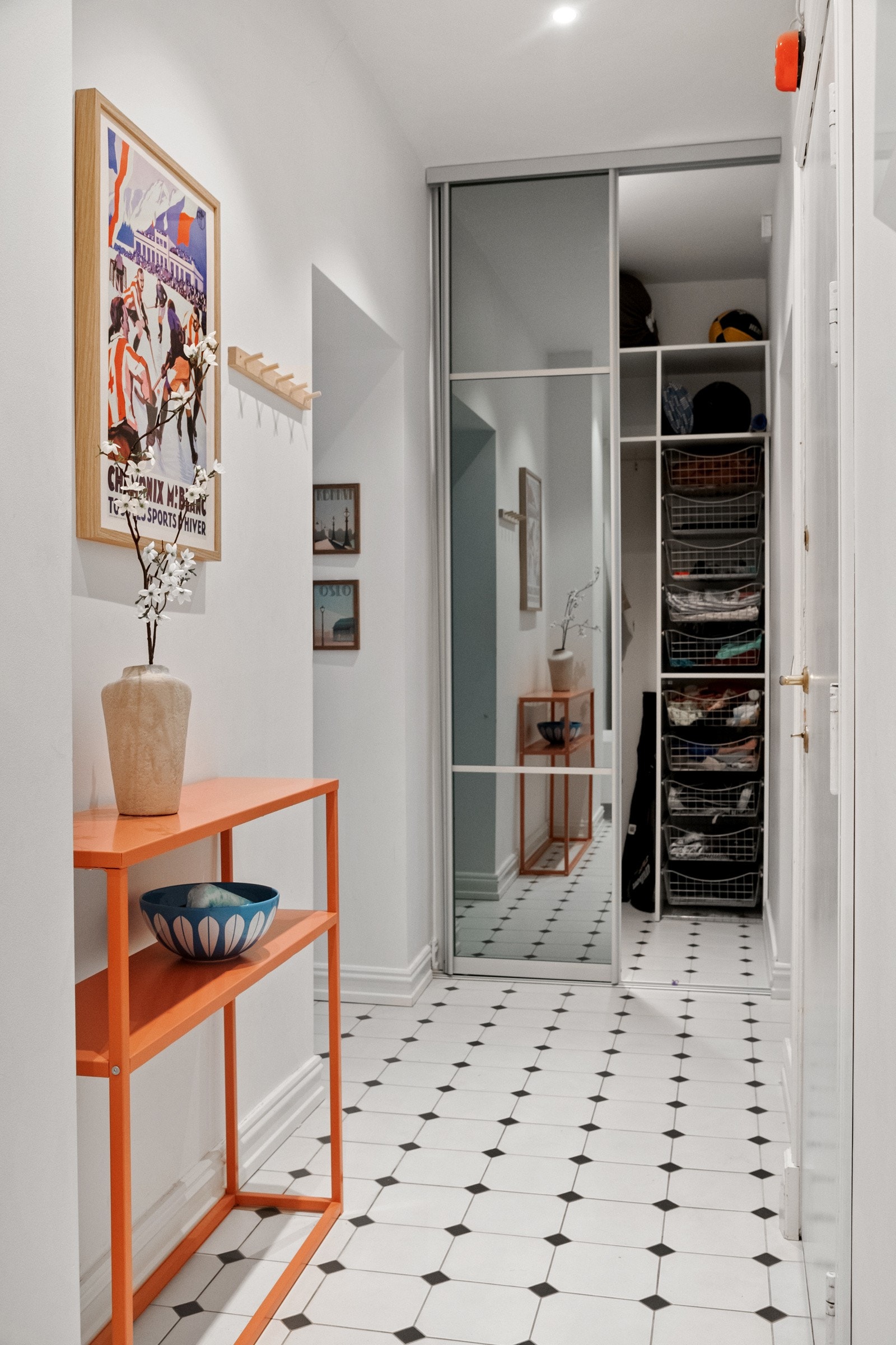 Praktisk entré/gang med varme i gulv og skyvedørsgarderobe. Fra gang er det tilgang til alle av leilighetens rom. Galleribilde