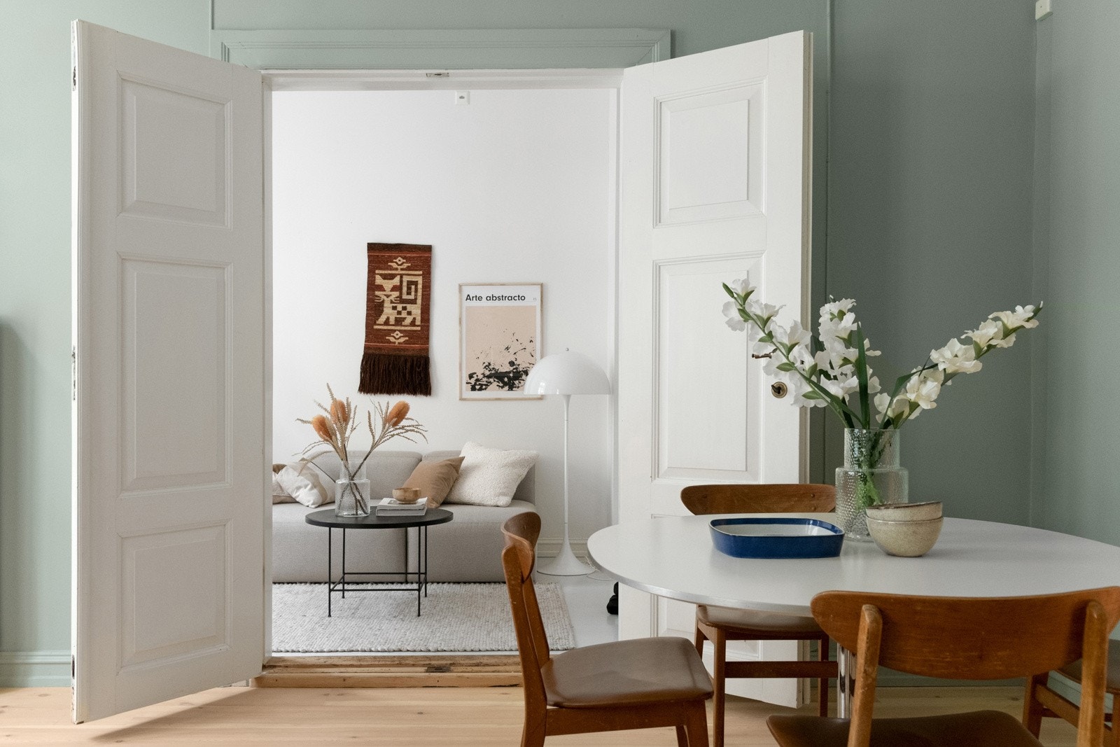 Leiligheten er tiltalende med en harmonisk kombinasjon av originale detaljer og moderne materialer. Galleribilde