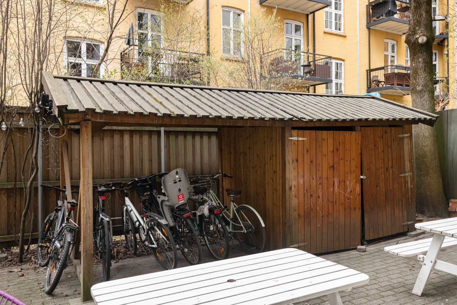 Sykkeskur og parkering av barnevogner. Skuret vurderes oppgradert på årets generalforsamling. Galleribilde