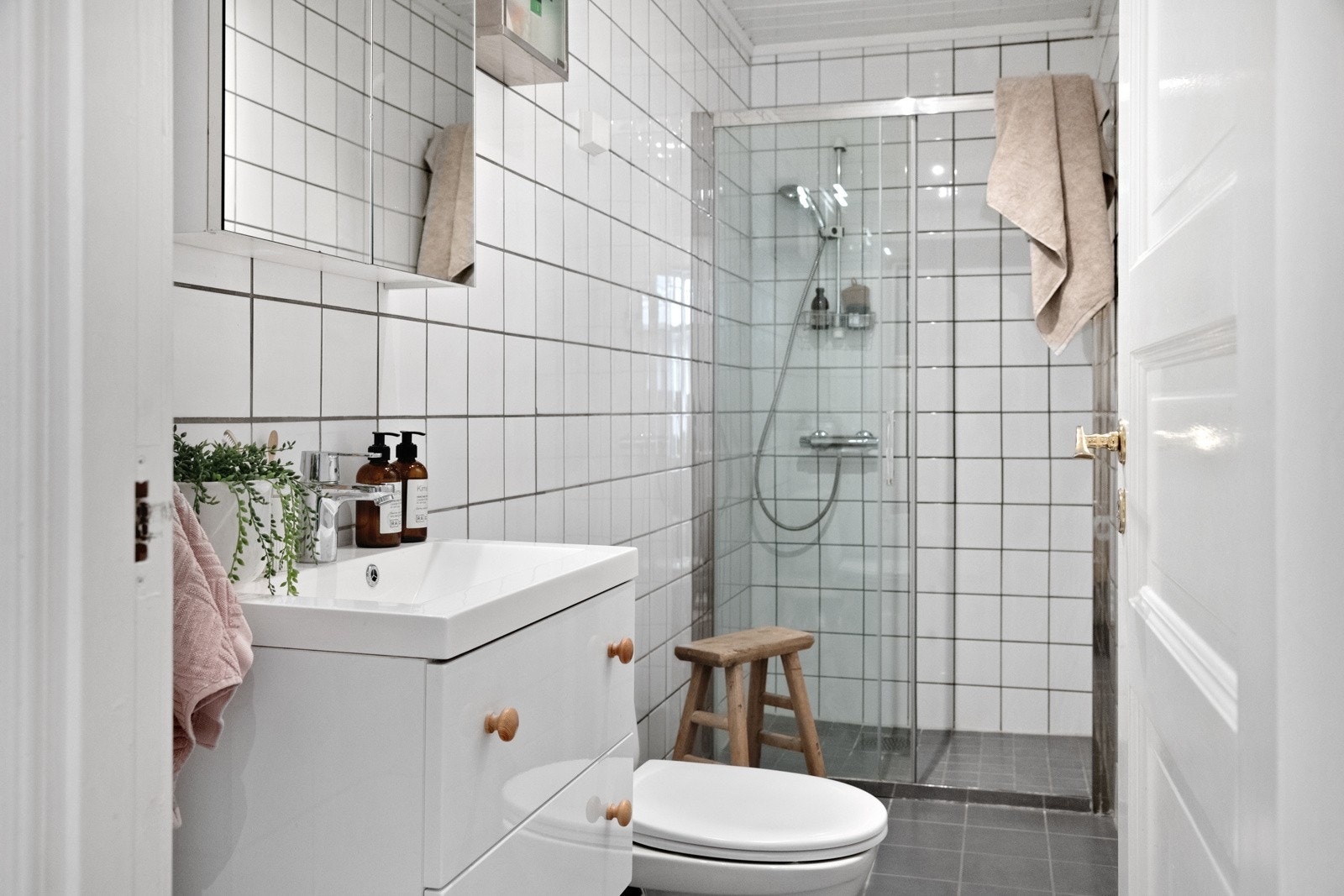 Flislagt baderom med dusjnisje. Galleribilde
