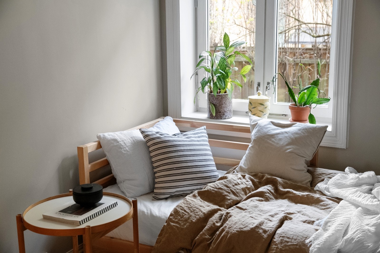 Romslig soverom vendt ut mot rolig bakgård. Galleribilde