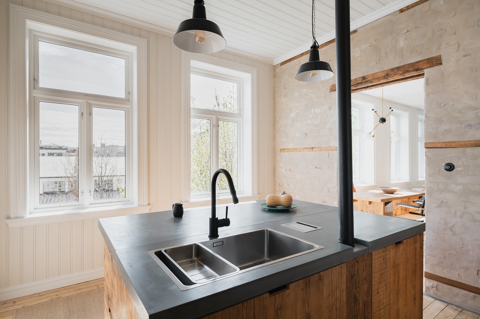 Kjøkkenet, som resten av innredningen, er utformet av designer Katrin Arens og laget utenfor Bergamo i Italia. Galleribilde